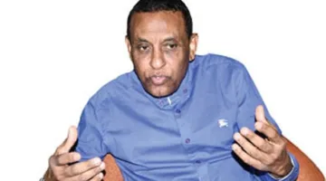 شاهد بالصور.. كامل إدريس يستمع لمشاكل المواطنين في الشوارع والأماكن العامة ببورتسودان