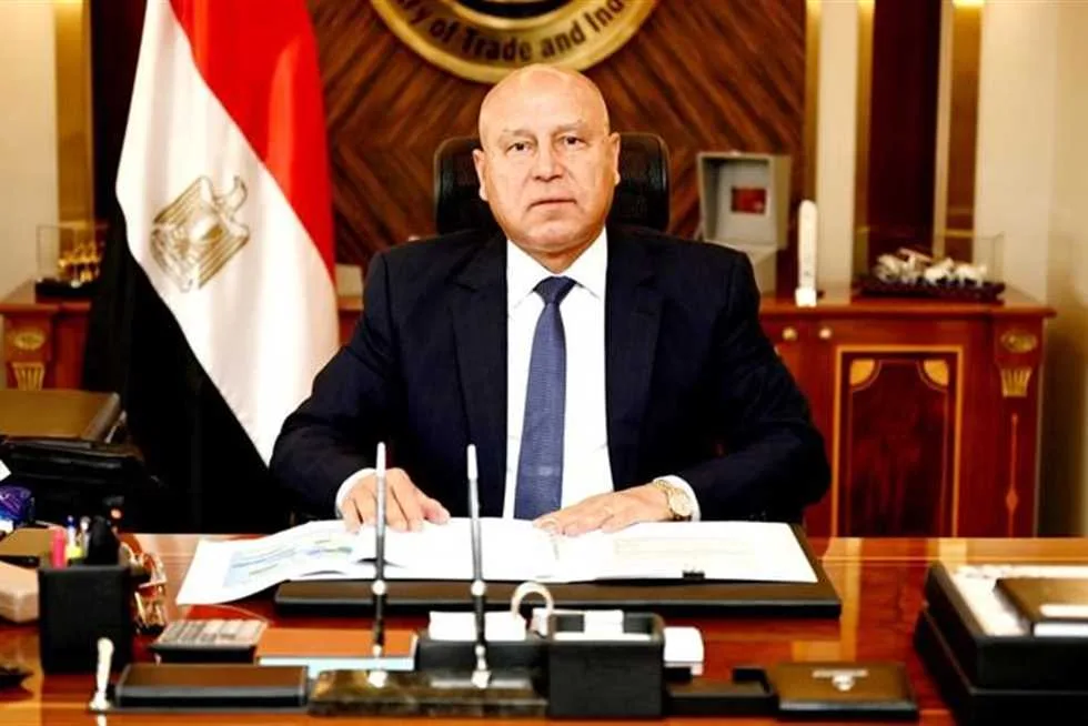 كامل الوزير: اعتماد الحافلات الترددية يسهم في تقليص مليون طن من الانبعاثات. كامل الوزير: اعتماد الحافلات الترددية يسهم في تقليص مليون طن من الانبعاثات.