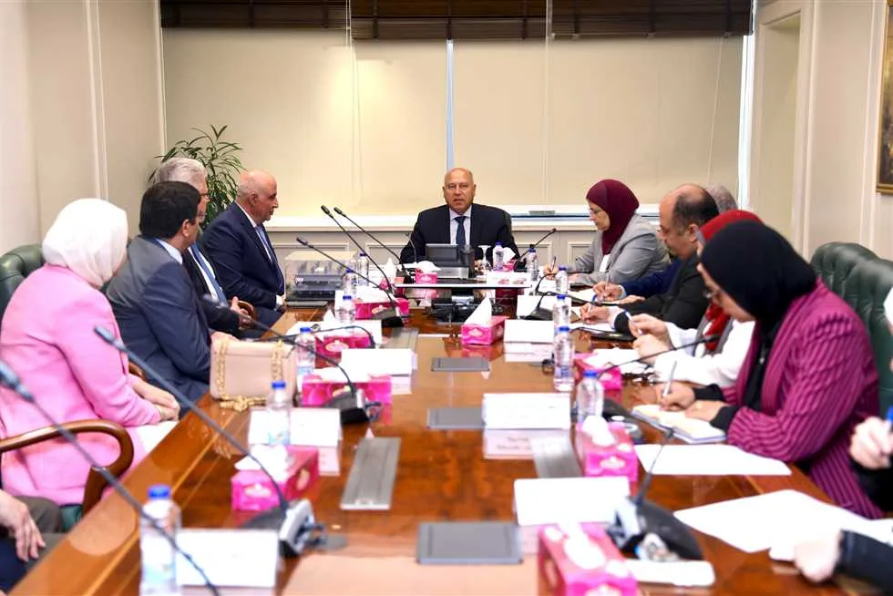 كامل الوزير يتناول مع شركتين إقامة مجمع صناعي لتوطين مكونات الجسور والأنفاق كامل الوزير يتناول مع شركتين إقامة مجمع صناعي لتوطين مكونات الجسور والأنفاق