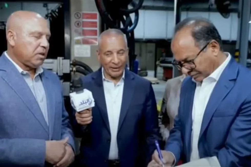 كامل الوزير يطرد مسؤولاً من وزارة الصناعة أثناء البث المباشر (فيديو) كامل الوزير يطرد مسؤولاً من وزارة الصناعة أثناء البث المباشر (فيديو)