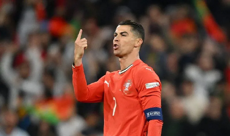 كريستيانو رونالدو يوجه كلمة إلى لامين يامال بعد التتويج بلقب دوري الأمم الأوروبية كريستيانو رونالدو يوجه كلمة إلى لامين يامال بعد التتويج بلقب دوري الأمم الأوروبية