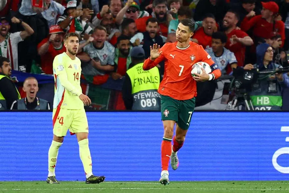 كريستيانو رونالدو يوضح سبب دموعه عقب الفوز بلقب دوري الأمم الأوروبية 2025 كريستيانو رونالدو يوضح سبب دموعه عقب الفوز بلقب دوري الأمم الأوروبية 2025