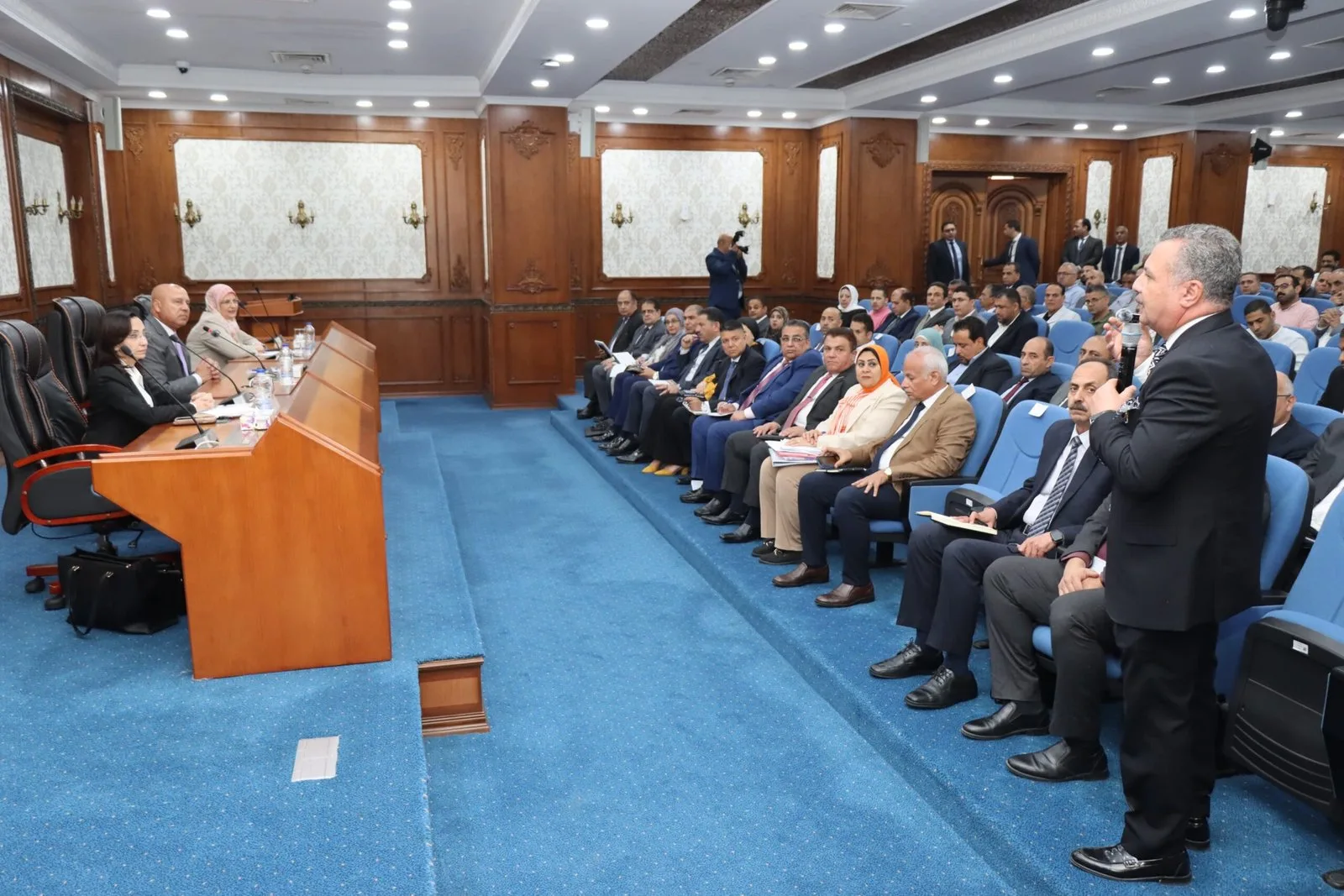 كمال الوزير يناقش مع محافظ ومستثمري البحيرة العقبات التي تواجه المناطق الصناعية وطرق معالجتها كمال الوزير يناقش مع محافظ ومستثمري البحيرة العقبات التي تواجه المناطق الصناعية وطرق معالجتها