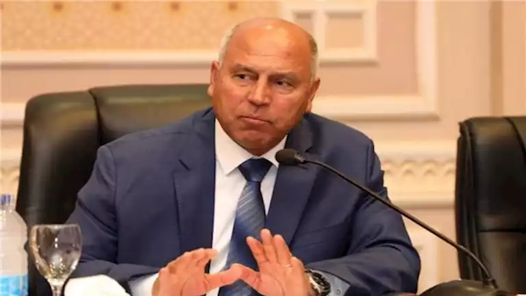 كمال الوزير يُعفي مسؤولاً في “الصناعة” خلال البث المباشر بسبب غيابه عن توقيع البروتوكول. كمال الوزير يُعفي مسؤولاً في “الصناعة” خلال البث المباشر بسبب غيابه عن توقيع البروتوكول.