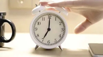كيف يؤثر ضغط زر الغفوة كل صباح على عقلك