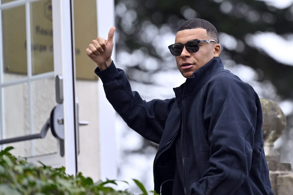 كيليان مبابي يكشف عن قائد أحلامه في ريال مدريد بدلاً من رونالدو كيليان مبابي يكشف عن قائد أحلامه في ريال مدريد بدلاً من رونالدو