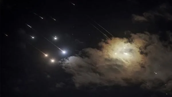 لأول مرة.. إطلاق صواريخ من غواصات إيرانية نحو إسرائيل لأول مرة.. إطلاق صواريخ من غواصات إيرانية نحو إسرائيل