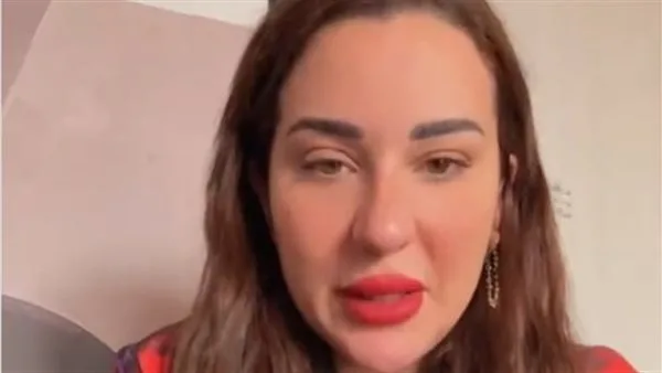 «لا أريد القيام بشيء غير صحيح».. أسما شريف منير تشرح دوافع زواجها للمرة الثالثة (فيديو) «لا أريد القيام بشيء غير صحيح».. أسما شريف منير تشرح دوافع زواجها للمرة الثالثة (فيديو)