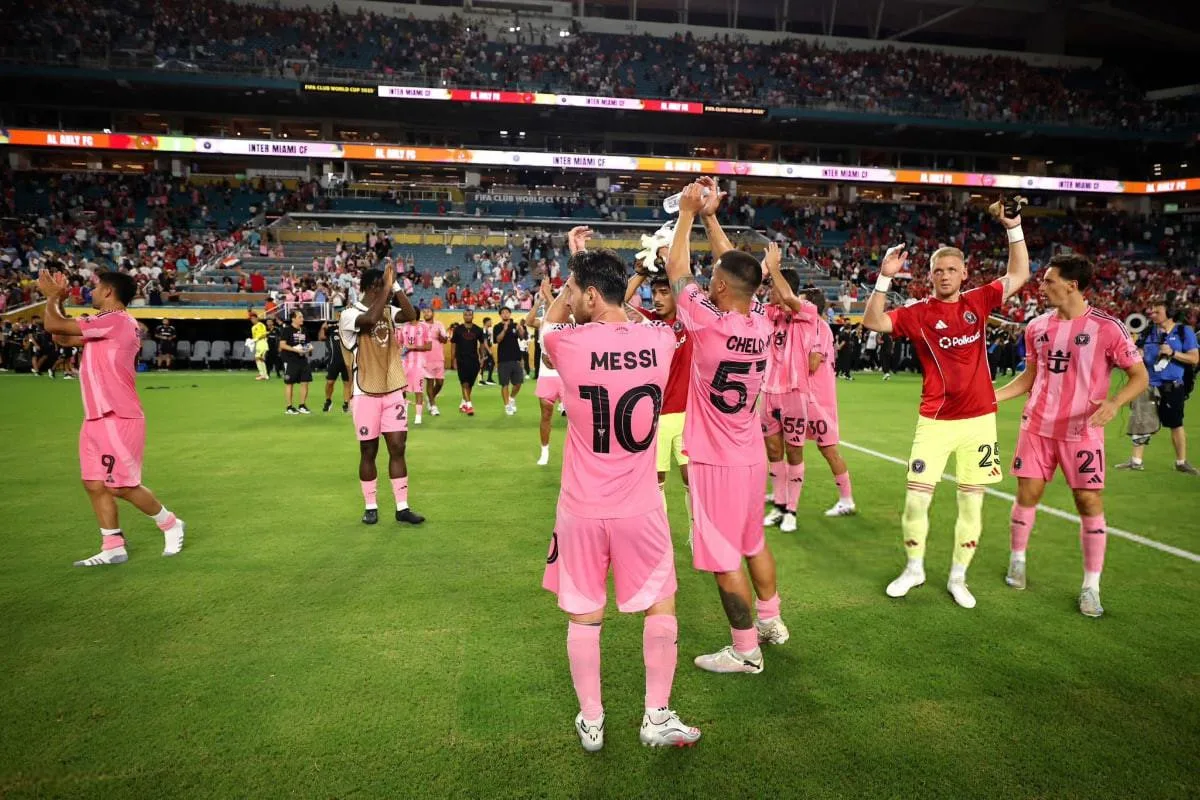 لاعب إنتر ميامي يشارك توجيهات ميسي خلال استراحة مباراة الأهلي في كأس العالم للأندية. لاعب إنتر ميامي يشارك توجيهات ميسي خلال استراحة مباراة الأهلي في كأس العالم للأندية.