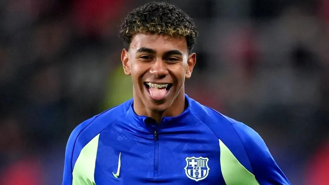 لامين يامال يتوج بجائزة أفضل لاعب شاب في الليغا لامين يامال يتوج بجائزة أفضل لاعب شاب في الليغا