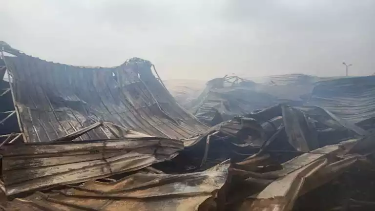 لجنة تفحص حريق محل لبيع الأخشاب في فيصل لجنة تفحص حريق محل لبيع الأخشاب في فيصل