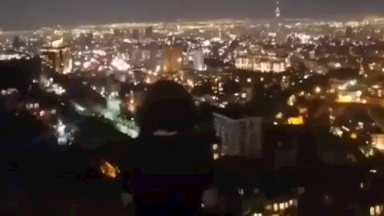 لحظات من احتفال سكان طهران بالرد الإيراني على إسرائيل لحظات من احتفال سكان طهران بالرد الإيراني على إسرائيل