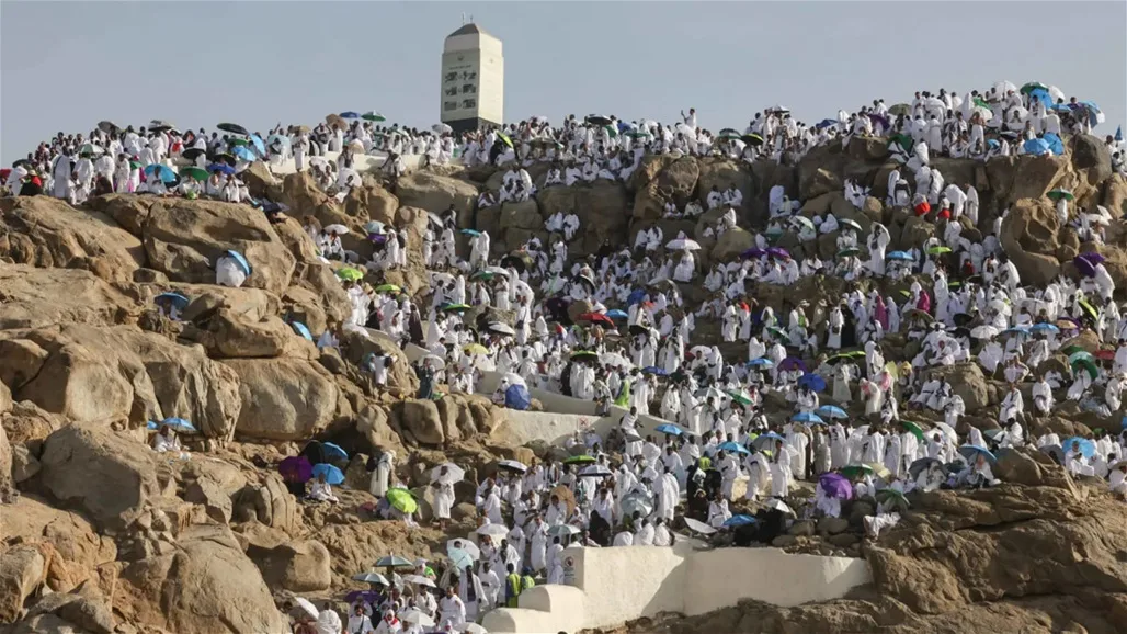 لحظات من وجود الحجاج على جبل عرفة