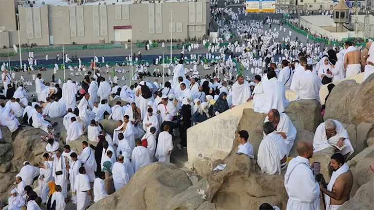 لحظات من وصول حجاج بيت الله إلى عرفات لأداء الشعيرة الكبرى للحج لحظات من وصول حجاج بيت الله إلى عرفات لأداء الشعيرة الكبرى للحج