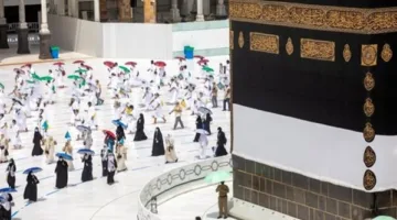 «لحظة رائعة».. تغيير كسوة الكعبة في صباح يوم عرفة