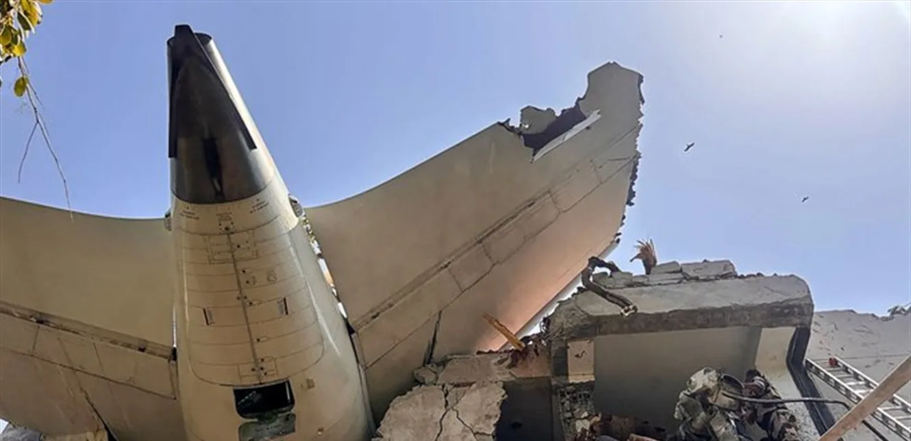 لقطات من داخل المبنى الذي سقطت عليه الطائرة الهندية.. إليكم العدد الحالي للضحايا لقطات من داخل المبنى الذي سقطت عليه الطائرة الهندية.. إليكم العدد الحالي للضحايا