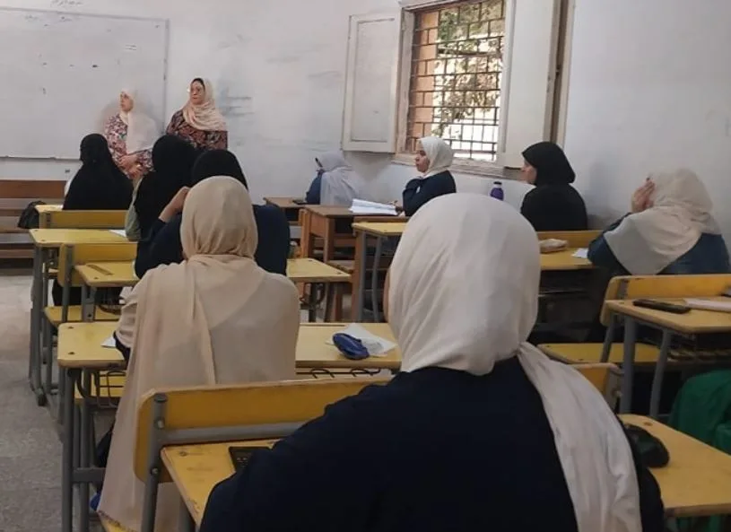 انتظام وهدوء في لجان امتحانات الثانوية الأزهرية.. وطلاب القسم الأدبي يتقدمون لامتحان اللغة الإنجليزية انتظام وهدوء في لجان امتحانات الثانوية الأزهرية.. وطلاب القسم الأدبي يتقدمون لامتحان اللغة الإنجليزية