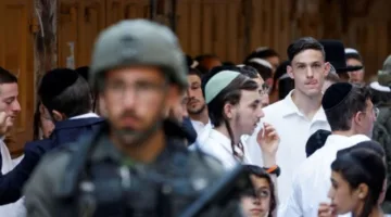 لليوم الخامس على التوالي، مستوطنون يحاصرون مدخل قرية فلسطينية.