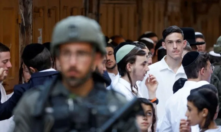 لليوم الخامس على التوالي، مستوطنون يحاصرون مدخل قرية فلسطينية. لليوم الخامس على التوالي، مستوطنون يحاصرون مدخل قرية فلسطينية.