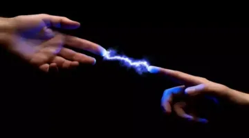 لماذا نشعر بإحساس كهربائي عند لمس الآخرين؟.. اكتشاف مذهل!
