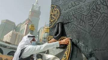 لمست الكعبة أثناء الإحرام ويداي تطيبت، فما هو الحكم الشرعي؟.. إجابة من عضو بمركز الأزهر