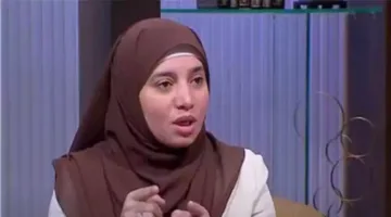 لمست الكعبة أثناء الإحرام ويداي تعطرت، فما هو الحكم؟.. عضو في مركز الأزهر يجيب