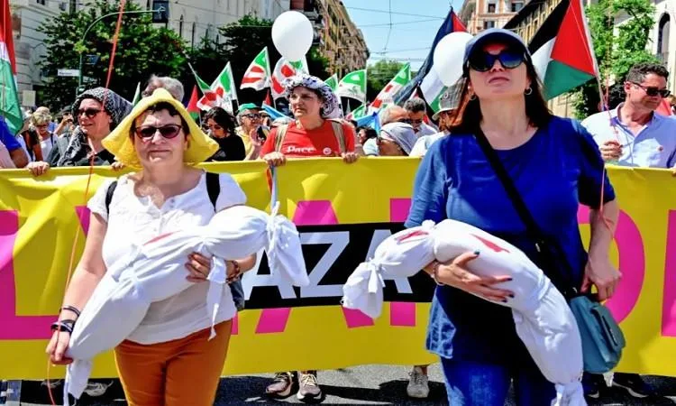 مئات الآلاف من المحتجين في روما يعبرون عن عدم رضاهم حيال “تواطؤ” الحكومة في النزاع في غزة مئات الآلاف من المحتجين في روما يعبرون عن عدم رضاهم حيال “تواطؤ” الحكومة في النزاع في غزة