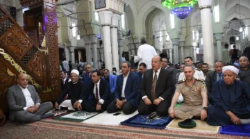 مئات المواطنين يتجمعون لأداء صلاة العيد في ساحة مسجد عبد الرحيم القنائي