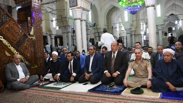 مئات المواطنين يتجمعون لأداء صلاة العيد في ساحة مسجد عبد الرحيم القنائي