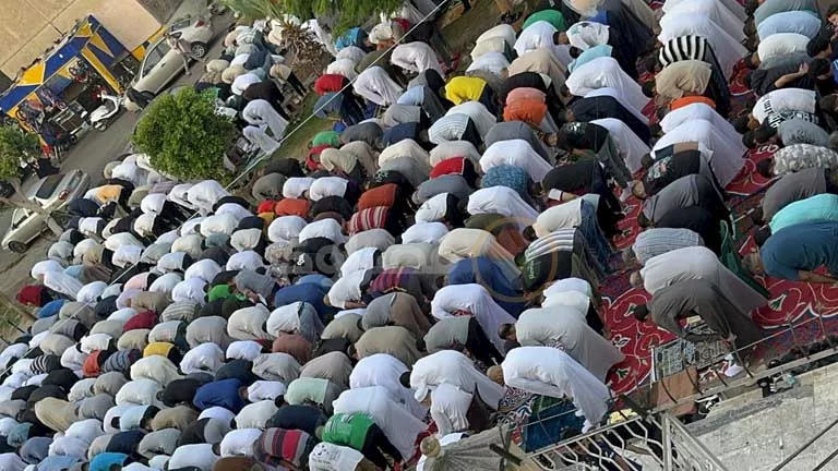مئات من المصلين يحتفلون بعيد الأضحى في شوارع الإسماعيلية (صور)
