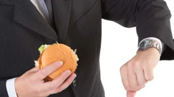 ما الذي يحدث لجسدك إذا لم تمضغ الطعام بشكل جيد أثناء تناول الوجبة؟.. 6 آثار غير متوقعة