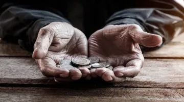 ما هو حكم تقديم الصدقات للمشردين في الشوارع؟