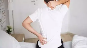 ما هي عوامل وأعراض آلام الظهر المستمرة؟