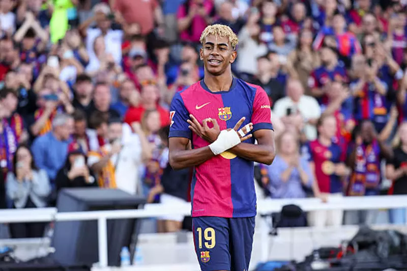 ماركا: لامين يامال أصبح من اللاعبين الأعلى راتبًا في برشلونة
