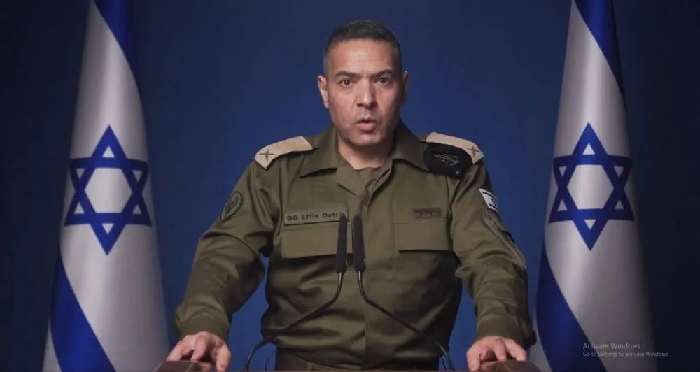 متحدث عسكري إسرائيلي ي interrompe حديثه عبر التلفزيون بسبب تهديد بهجوم إيراني قريب. متحدث عسكري إسرائيلي ي interrompe حديثه عبر التلفزيون بسبب تهديد بهجوم إيراني قريب.