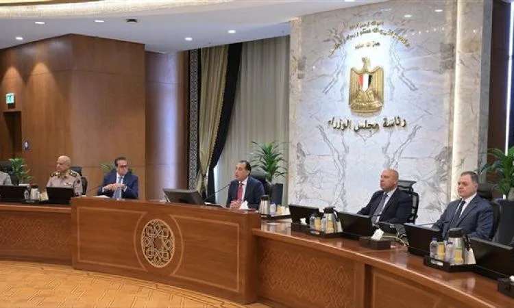مجلس الوزراء يجتمع أسبوعياً لمناقشة مجموعة من القضايا الحيوية مجلس الوزراء يجتمع أسبوعياً لمناقشة مجموعة من القضايا الحيوية