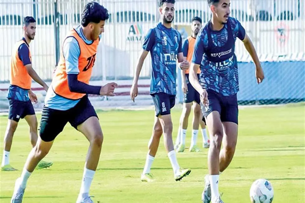 محاضرة فنية وتدريبات استراتيجية للاعبي الزمالك تحضيرًا لمباراة بيراميدز