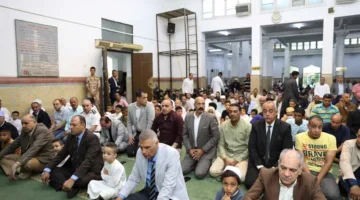 محافظ أسوان يؤدي صلاة عيد الأضحى في مسجد النصر