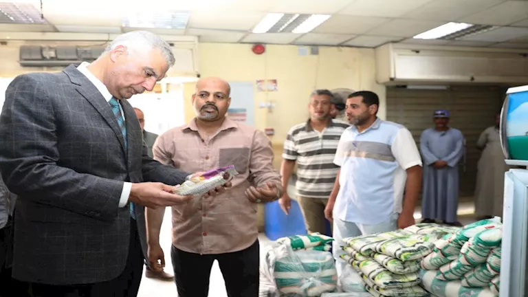 محافظ أسوان يتفقد جودة وتوفر السلع في المجمع الاستهلاكي بإدفو محافظ أسوان يتفقد جودة وتوفر السلع في المجمع الاستهلاكي بإدفو