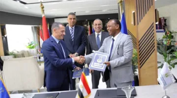محافظ أسوان يشارك في توقيع اتفاقية مشروع تجديد وإحلال سيارات الكبود