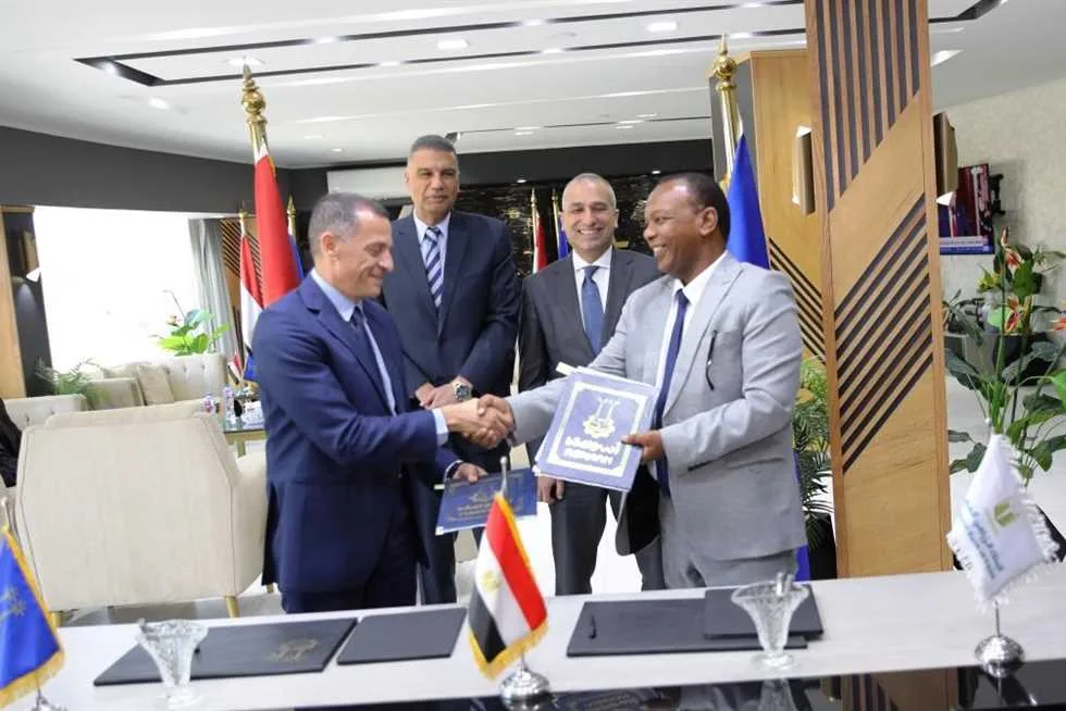محافظ أسوان يشارك في توقيع اتفاقية مشروع تجديد وإحلال سيارات الكبود محافظ أسوان يشارك في توقيع اتفاقية مشروع تجديد وإحلال سيارات الكبود