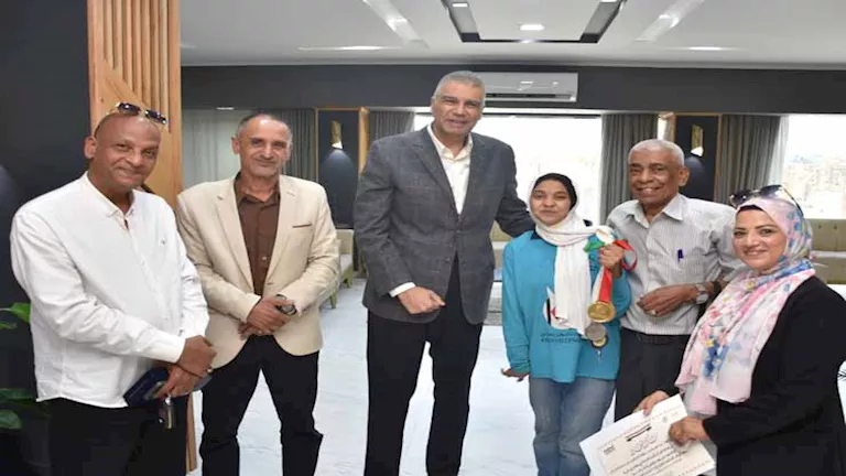 محافظ أسوان يقدّم تكريمًا لآلاء على حسن، بطلة رياضة ألعاب القوى محافظ أسوان يقدّم تكريمًا لآلاء على حسن، بطلة رياضة ألعاب القوى