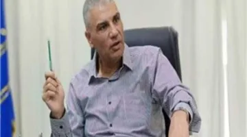 محافظ أسوان يقوم بزيارة ضابط شرطة تعرض للإصابة خلال اشتباكات مع المخالفين للقانون.