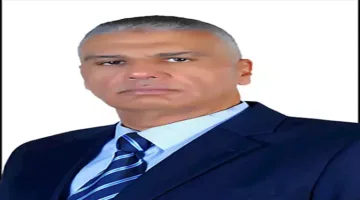 محافظ أسوان يلتقي بضابط مصاب أثناء حملة لمكافحة تجار المخدرات