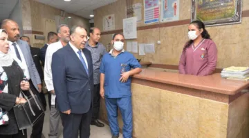 محافظ أسيوط يتفقد المستشفيات لتهنئة المرضى بعيد الأضحى ويمنحهم هدايا عينية