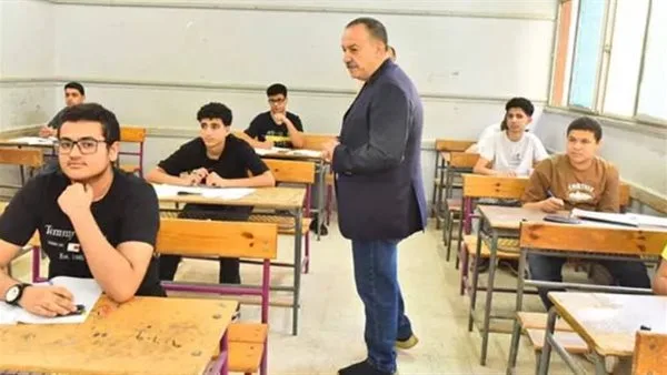 محافظ أسيوط يراقب مستجدات تسريب امتحان الجبر ويؤكد ضرورة محاسبة المتسببين وتعزيز إجراءات الأمان.