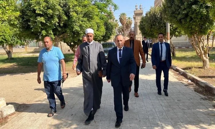 محافظ أسيوط يزور لجان امتحانات الثانوية الأزهرية في معهد فؤاد الأول محافظ أسيوط يزور لجان امتحانات الثانوية الأزهرية في معهد فؤاد الأول