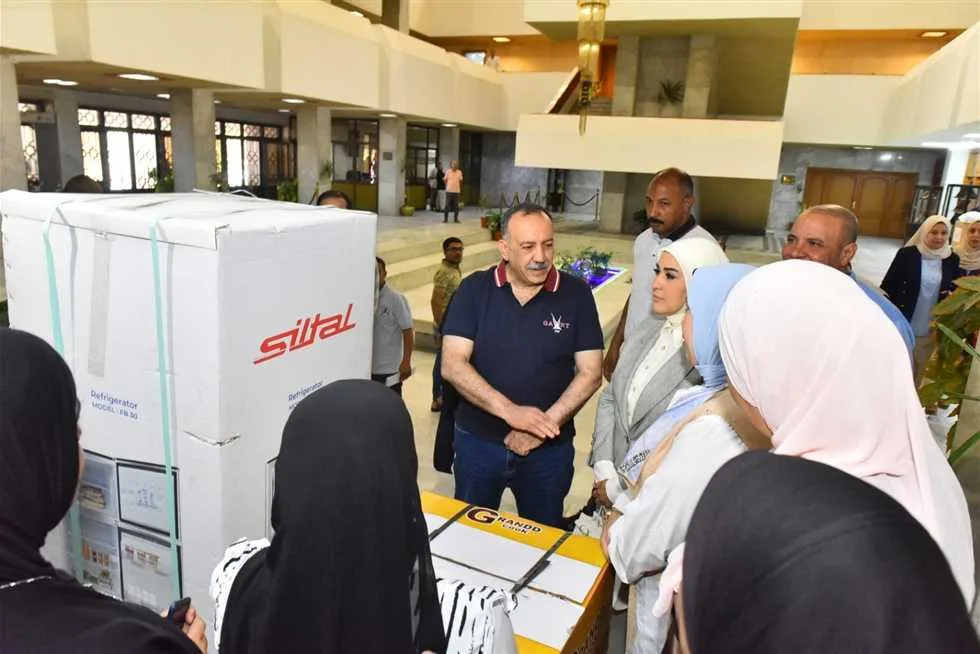 محافظ أسيوط يقدّم جهاز عروس لفتاة تستعد للزواج محافظ أسيوط يقدّم جهاز عروس لفتاة تستعد للزواج