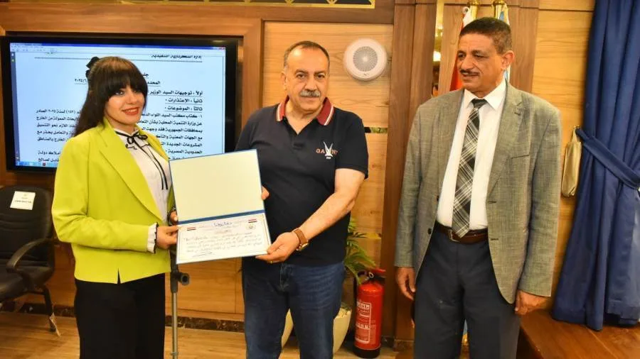 محافظ أسيوط يمنح شهادة تقدير لموظفة من ذوي الهمم بعد تكريمها من رئيس الجمهورية محافظ أسيوط يمنح شهادة تقدير لموظفة من ذوي الهمم بعد تكريمها من رئيس الجمهورية