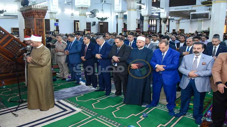 محافظ الإسكندرية يشارك في صلاة عيد الأضحى بمسجد سيدي جابر – صور